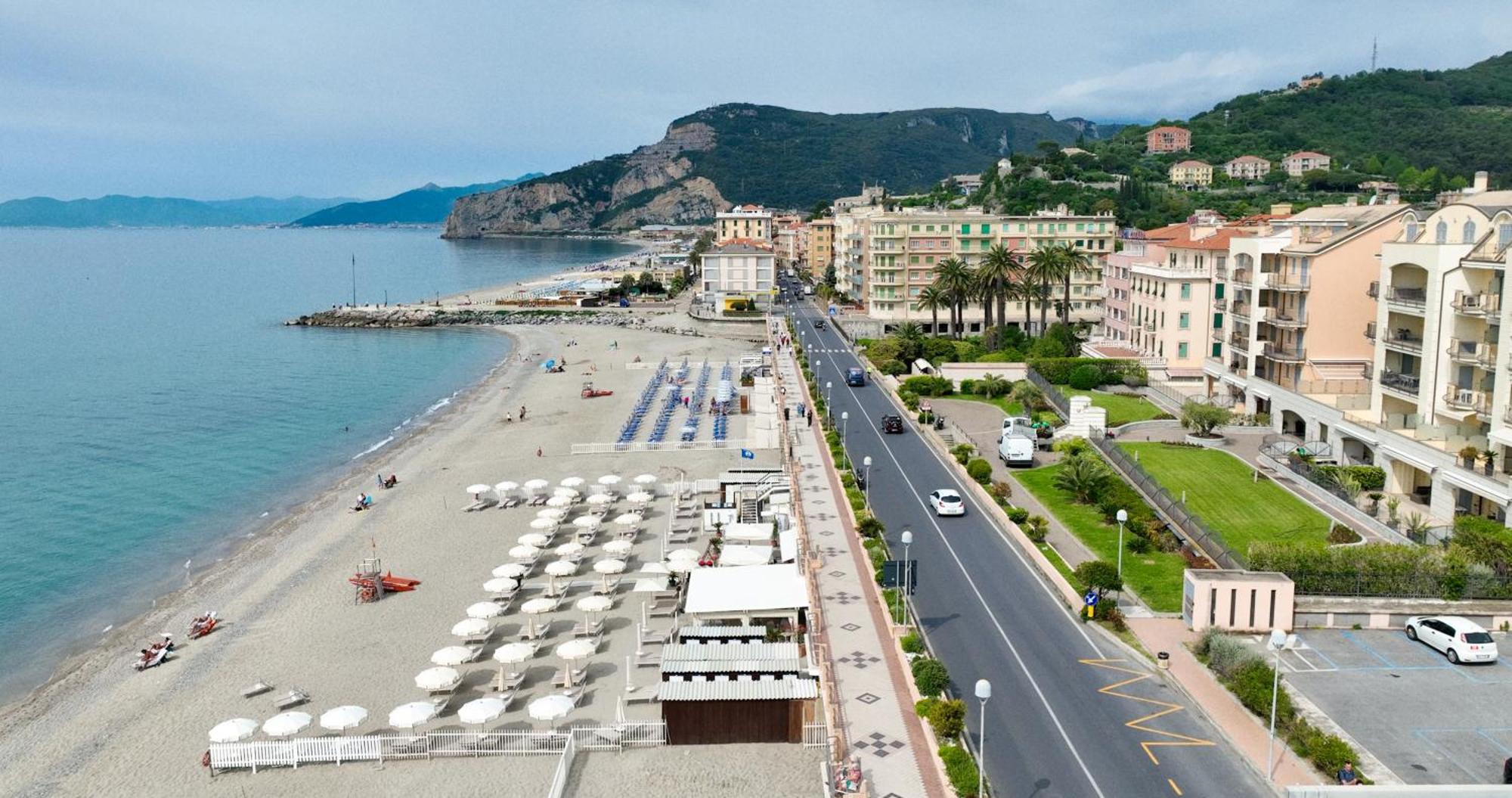 Hotel La Bussola Finale Ligure Exterior photo